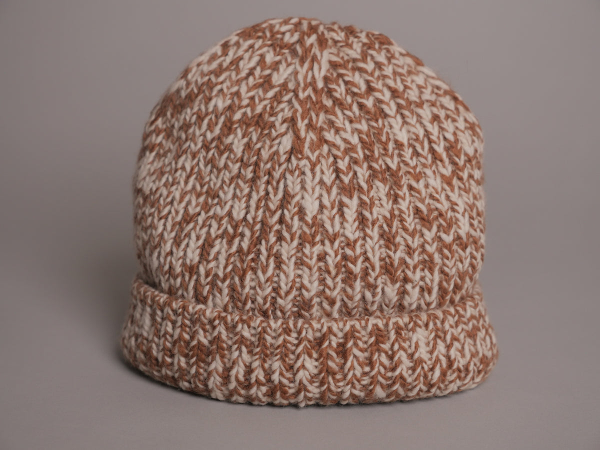 Bonnet en laine himalayenne fait main, teinte artisanale, style retroussé.