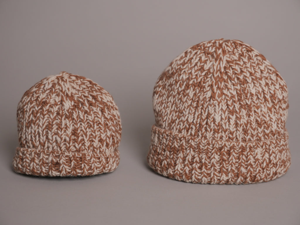 Bonnet bébé en laine himalayenne fait main, teinte à la main, couleur naturelle & châtaigne.
