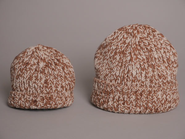 Bonnet bébé en laine himalayenne fait main, teinte à la main, couleur naturelle & châtaigne.