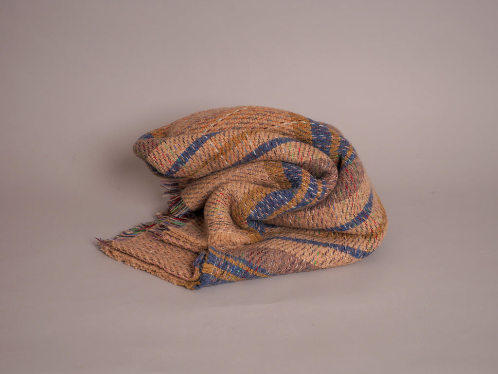 Plaid en laine recylée ; fabrique en Royaume Uni. British Made.