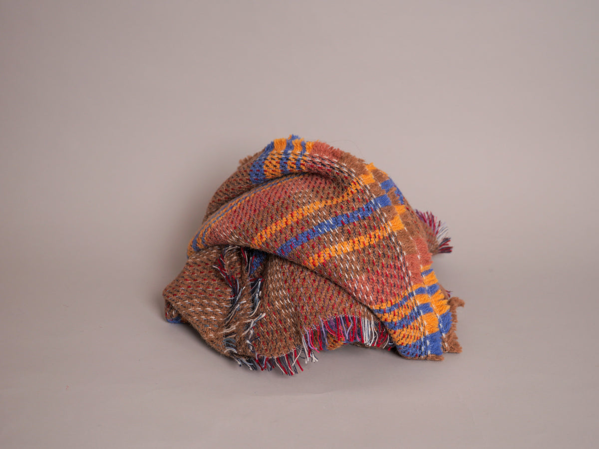 Plaid en laine recylée ; fabrique en Royaume Uni. British Made. Main image