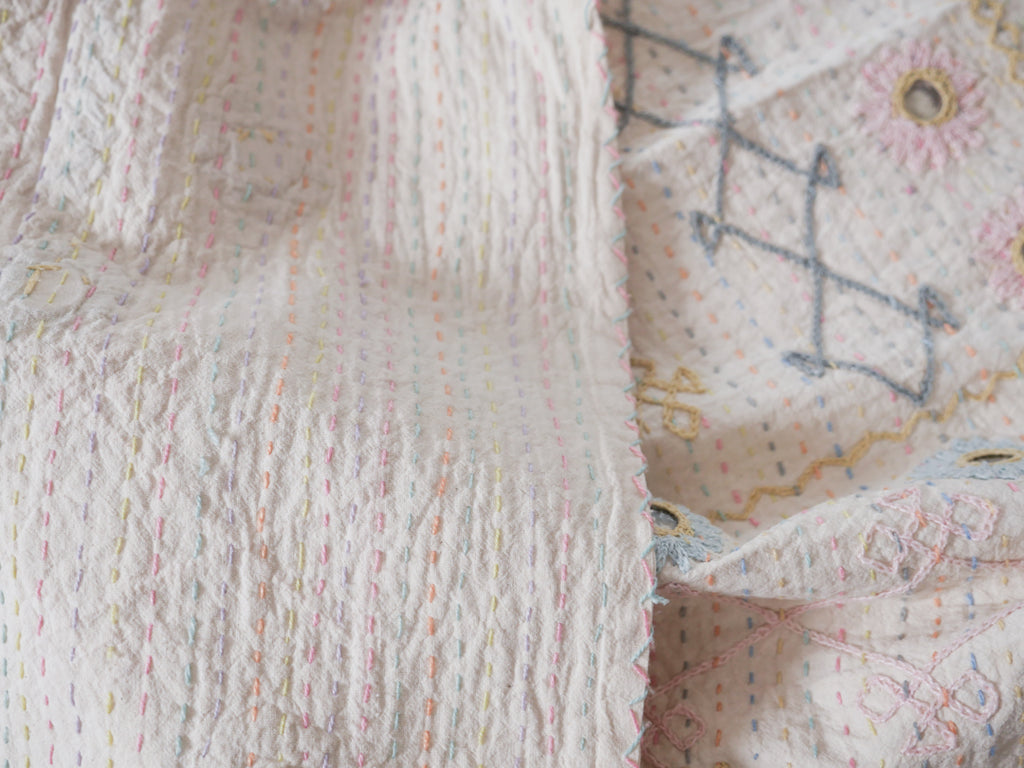 Plaid brodé main en coton, rabari, fait main en Inde.