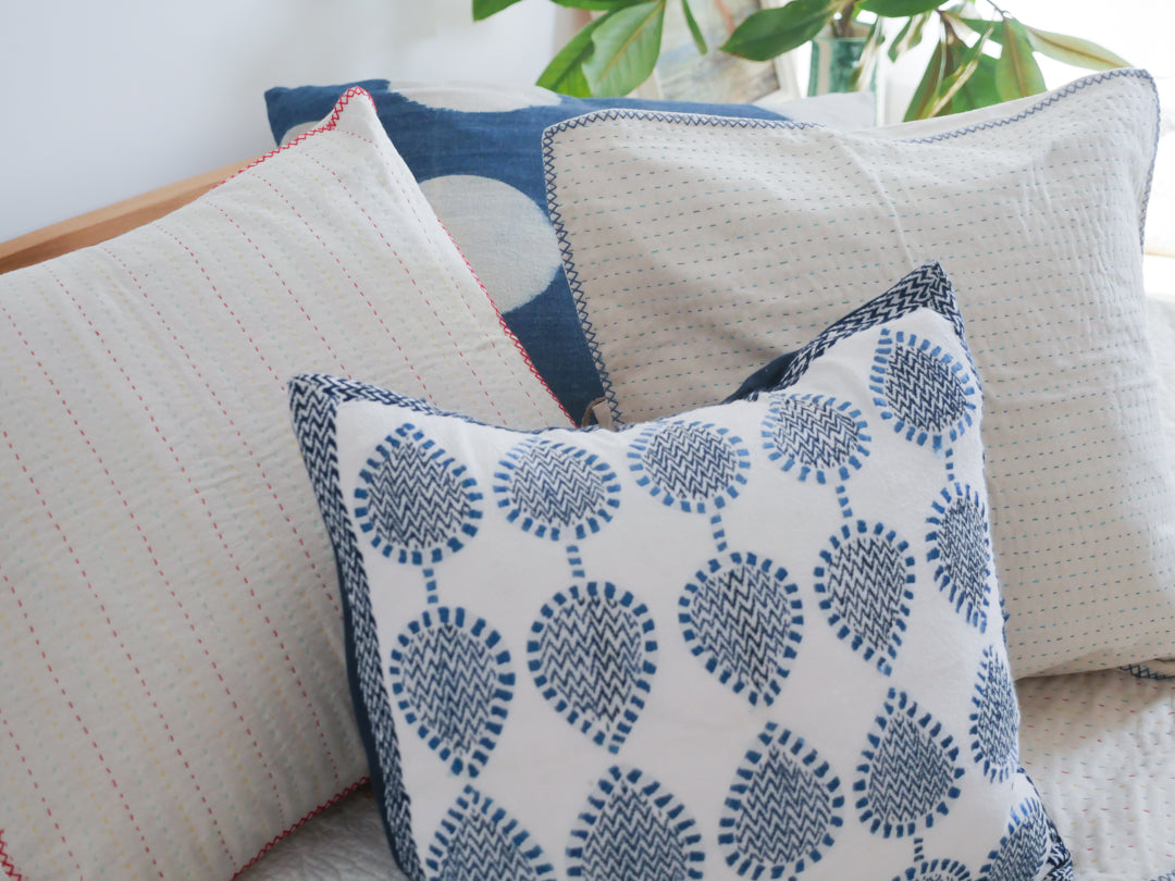 Coussin kantha brodé main en coton Main image