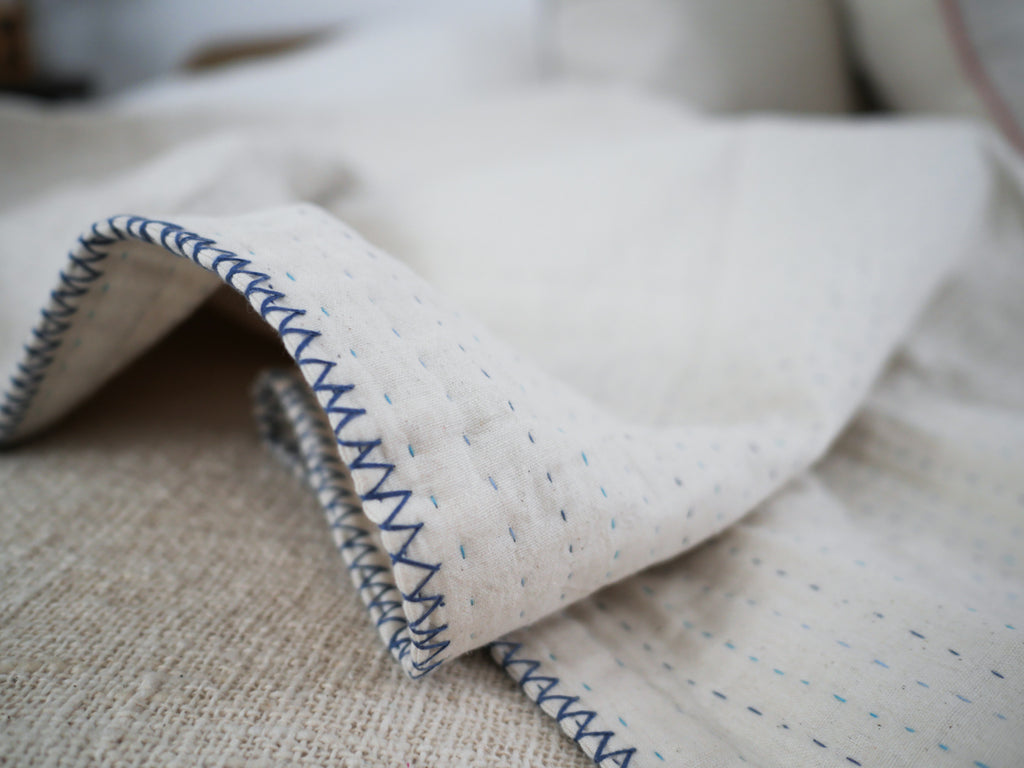 Plaid en coton brodé main.