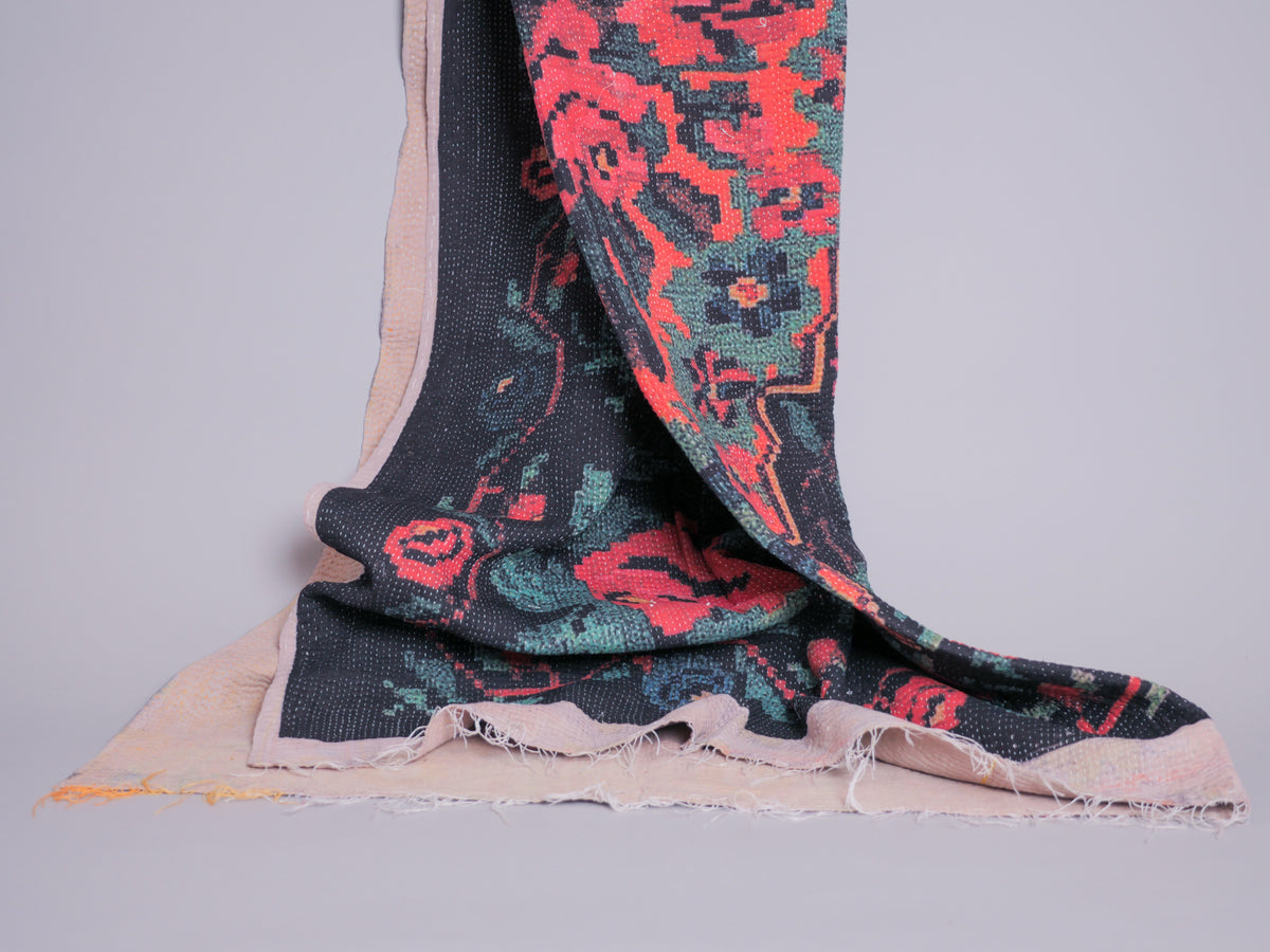 Couvre lit brodé main kantha avec motif imprimé.