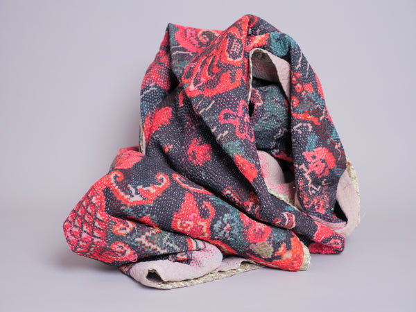 Couvre lit brodé main kantha avec motif imprimé.