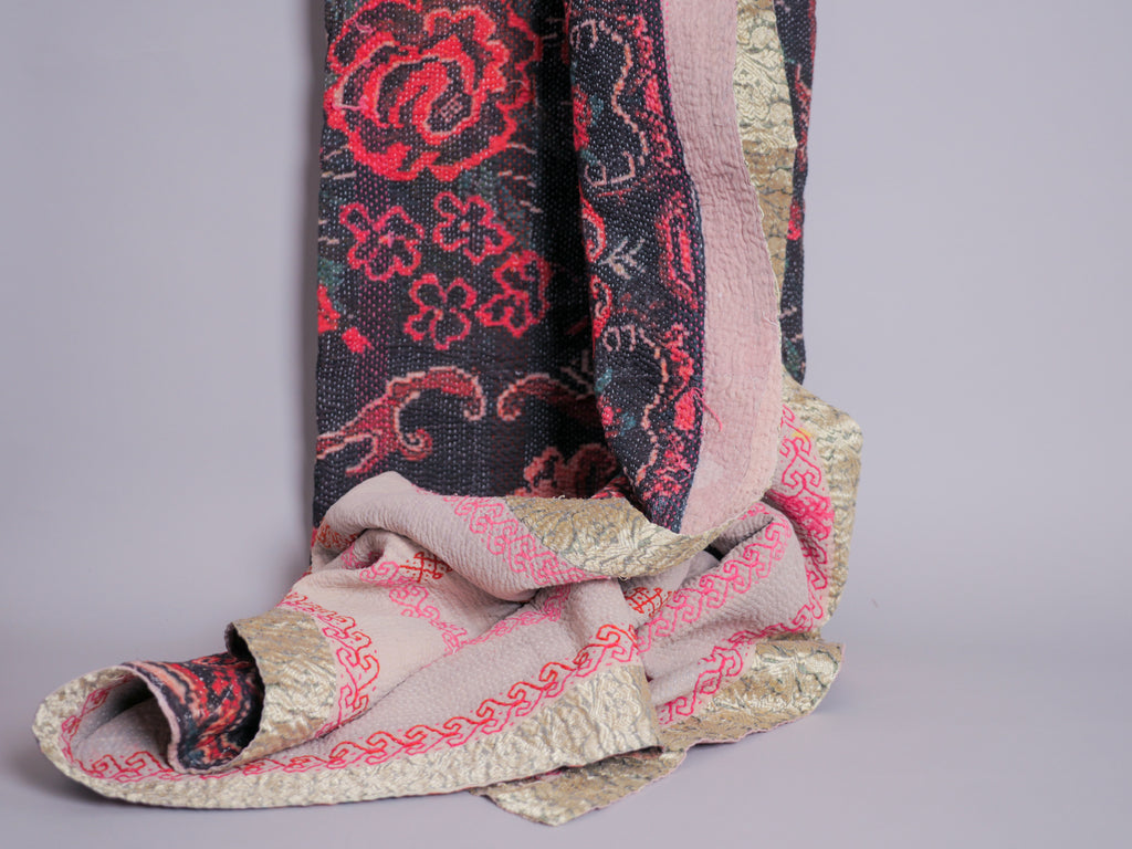 Couvre lit brodé main kantha avec motif imprimé.