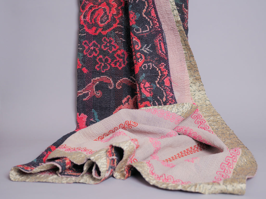 Couvre lit brodé main kantha avec motif imprimé.