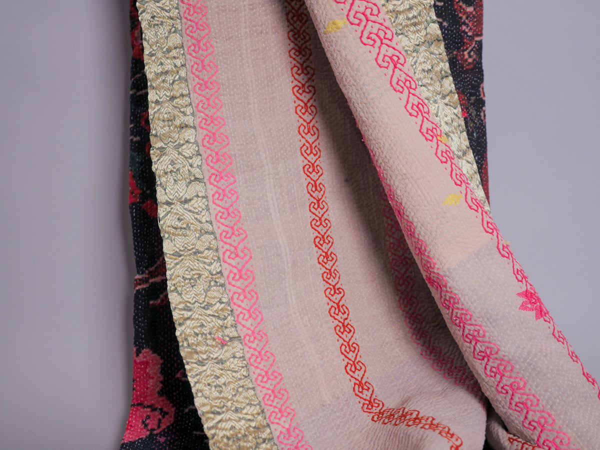 Couvre lit brodé main kantha avec motif imprimé.