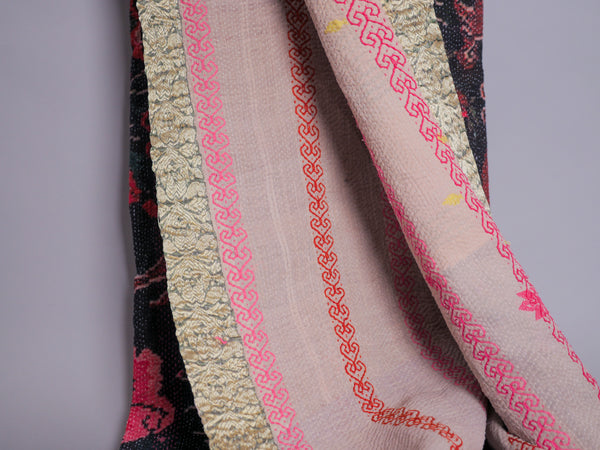 Couvre lit brodé main kantha avec motif imprimé.