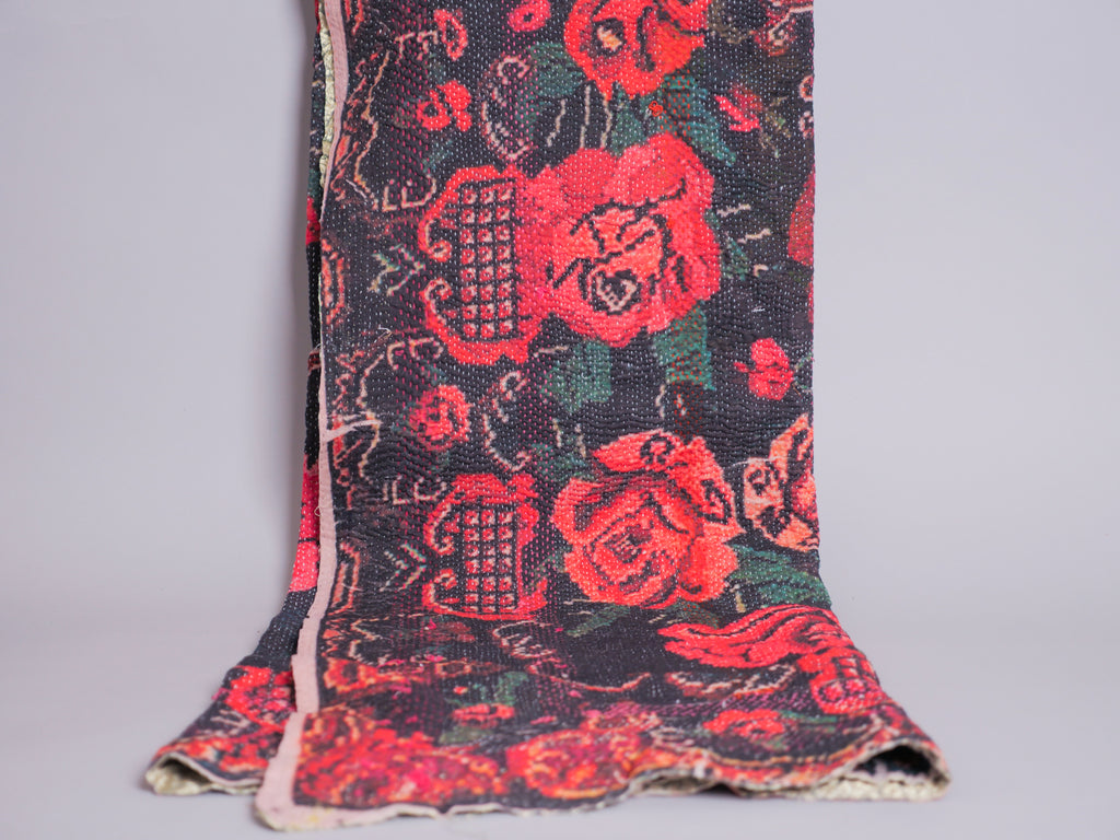 Couvre lit brodé main kantha avec motif imprimé.