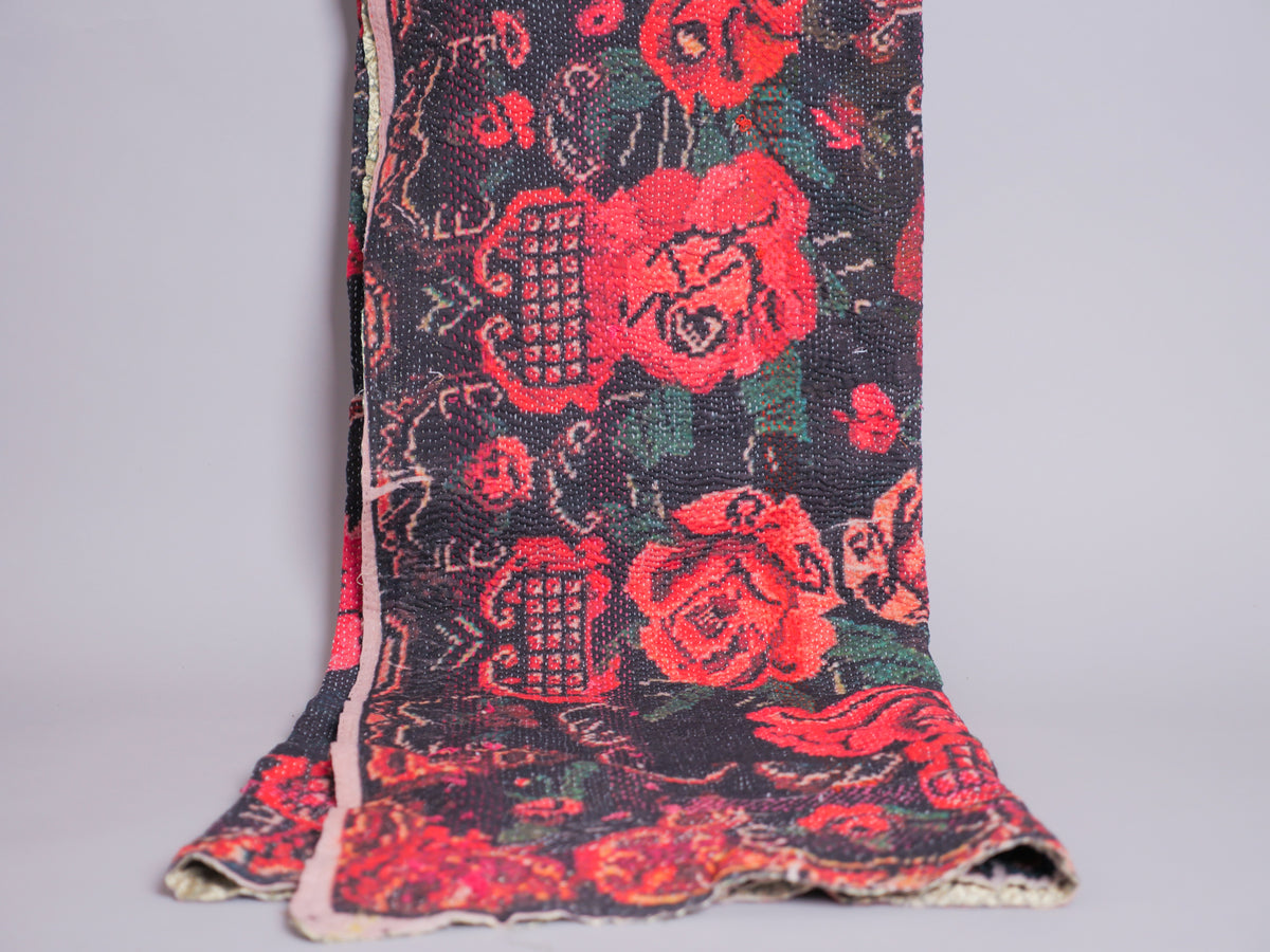Couvre lit brodé main kantha avec motif imprimé.