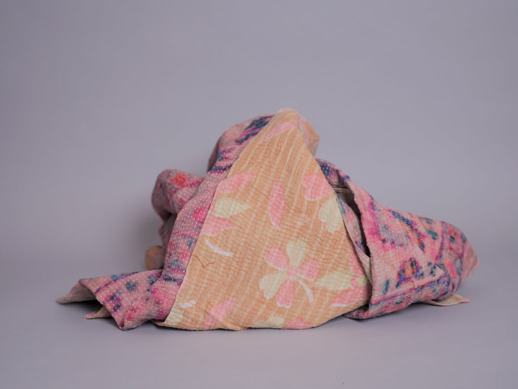 Couvre-lit kantha vintage imprimé. 
