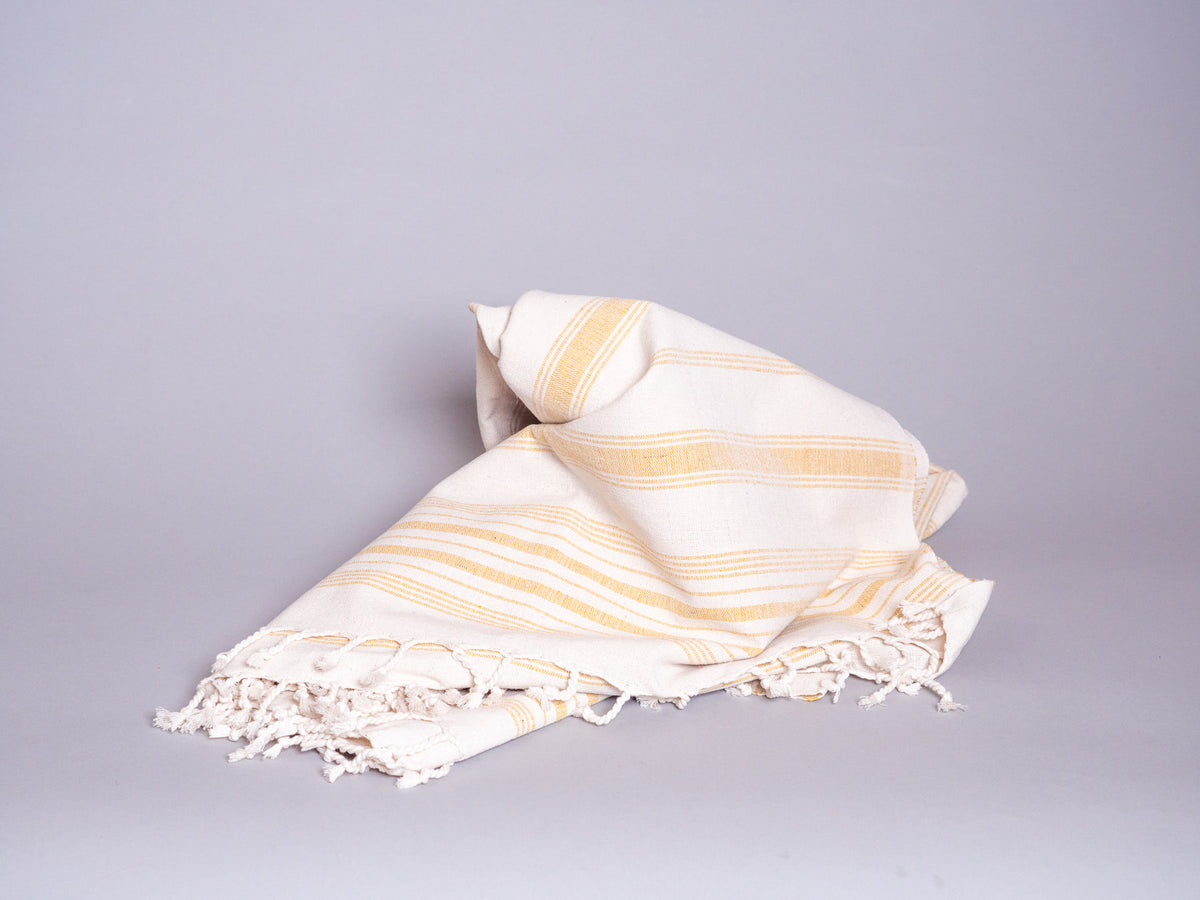 Serviette en coton tissé main jaune pale  Main image