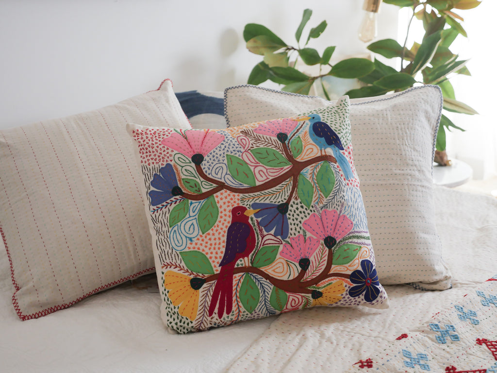 Coussin  avec des brodéries en appliqué.