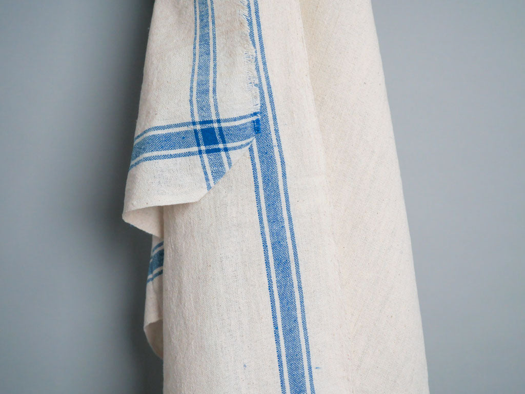 Handwoven towel: ecru cotton with blue edge