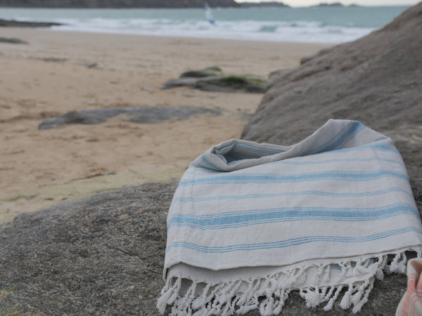 Serviette Tisse Main Turquoise sur la plage