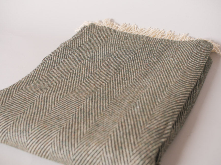 Plaid en laine doux, khaki par McNutt en Irlande.