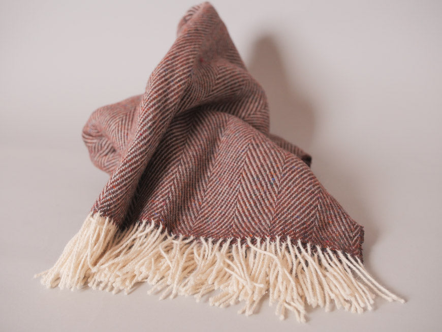 Plaid en 100% laine, marron avec un ton de rouge