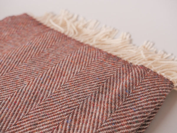 Plaid en 100% laine, marron avec un ton de rouge