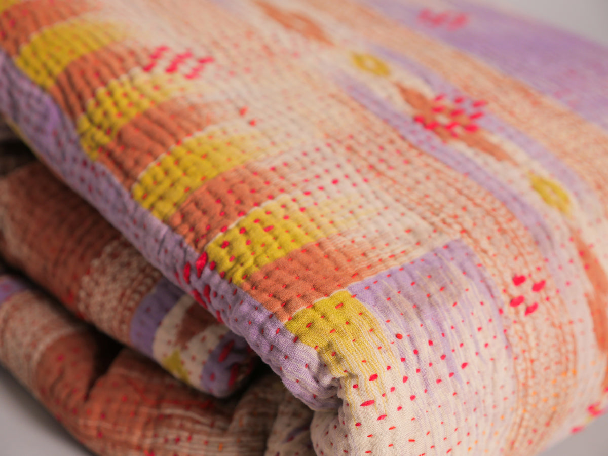 Kantha sari bedspread "Graphic Violet" hand-embroidered recycled cotton