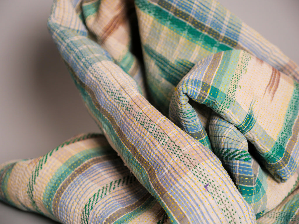 Kantha sari bedspread "Ikat horizon" hand-embroidered recycled cotton