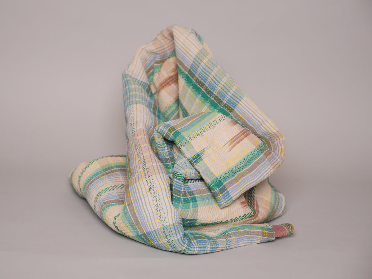 Kantha sari bedspread "Ikat horizon" hand-embroidered recycled cotton