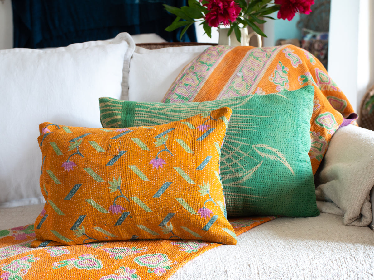 Housse de coussin kantha en saris recyclées Main image