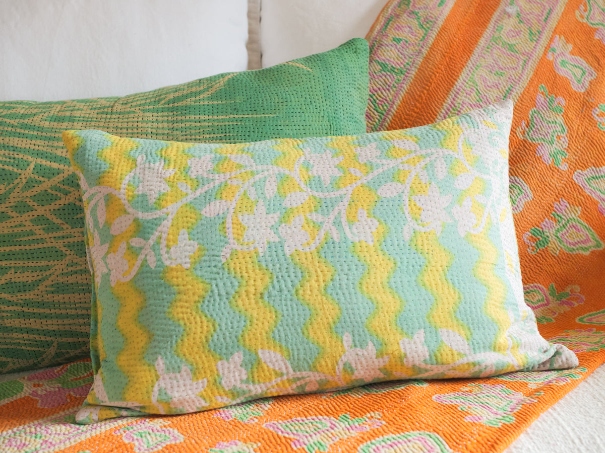 Housse de coussin kantha en saris recyclées Main image