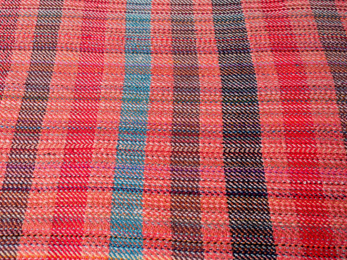 Plaid en laine recyclé tissé main. Main image