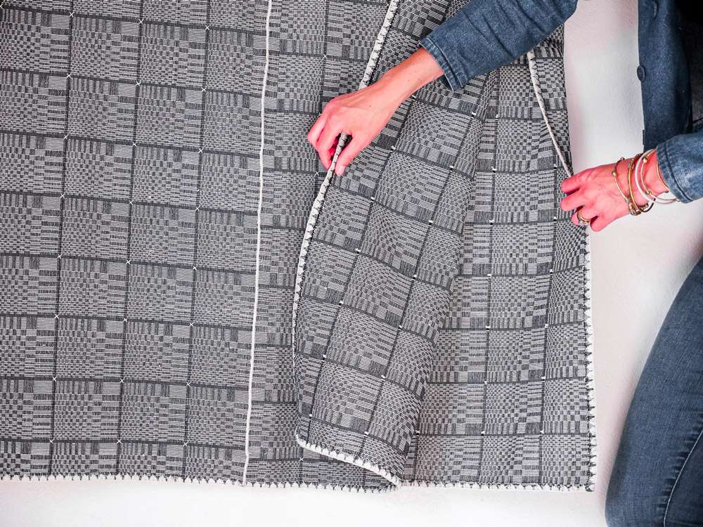Binakul textile, couverture, tissé main au Philippines. Hand loomed textile from the Philippines.