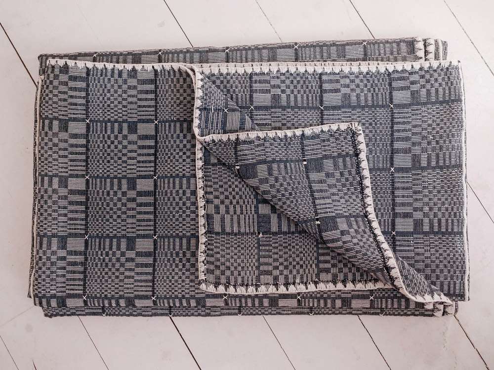 Binakul textile, couverture, tissé main au Philippines. Hand loomed textile from the Philippines.