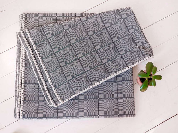 Binakul textile, couverture, tissé main au Philippines. Hand loomed textile from the Philippines.