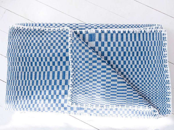 Binakul textile, couverture, tissé main au Philippines. Hand loomed textile from the Philippines.