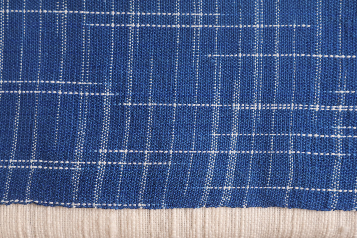  These graphic blue and white hand woven placemats are made using a traditional loom in Burkina Faso, using the highest quality locally produced cotton. The fabric is transformed into our Storie collection products in our Paris workshop.   Set of 2 placemats, 30x42cm, hand loomed cotton. Made in Paris, France.  
