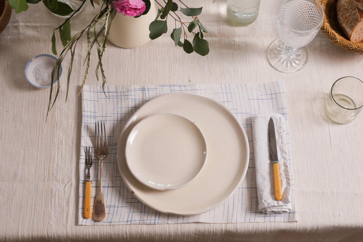 These graphic white and blue hand woven placemats are made using a traditional loom in Burkina Faso, using the highest quality locally produced cotton. The fabric is transformed into our Storie collection products in our Paris workshop. 