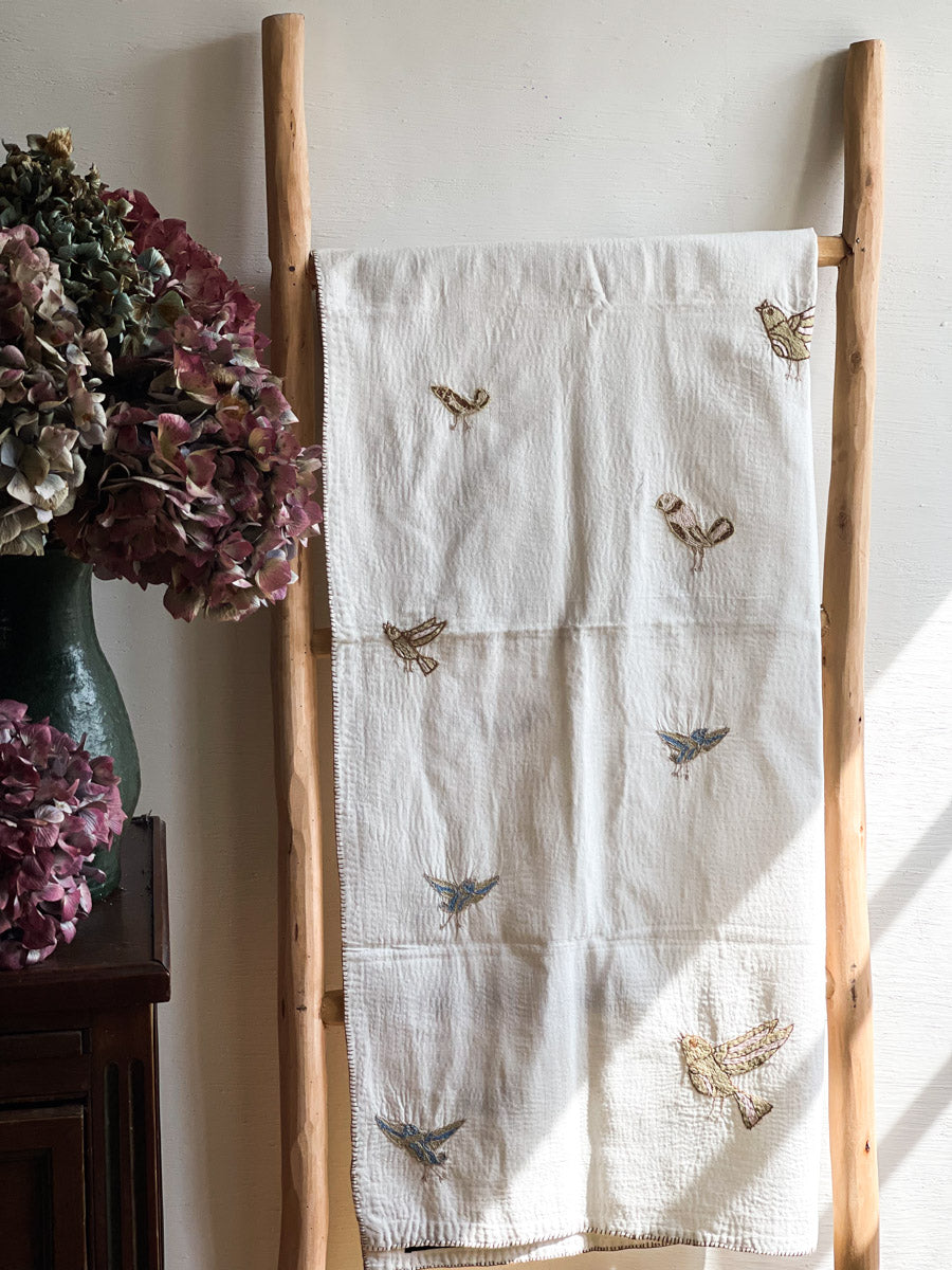 Nakski kantha fait main au Bangladesh, teinture vegetale. Commerce equitable. Hand sewn kantha, fair trade.