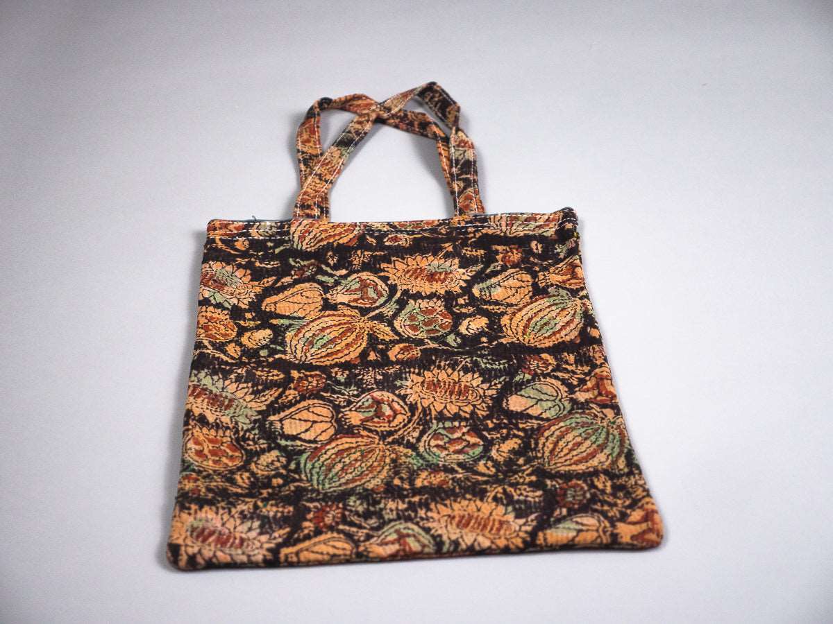 Tote bag in beautifully embroidered recycled cotton.