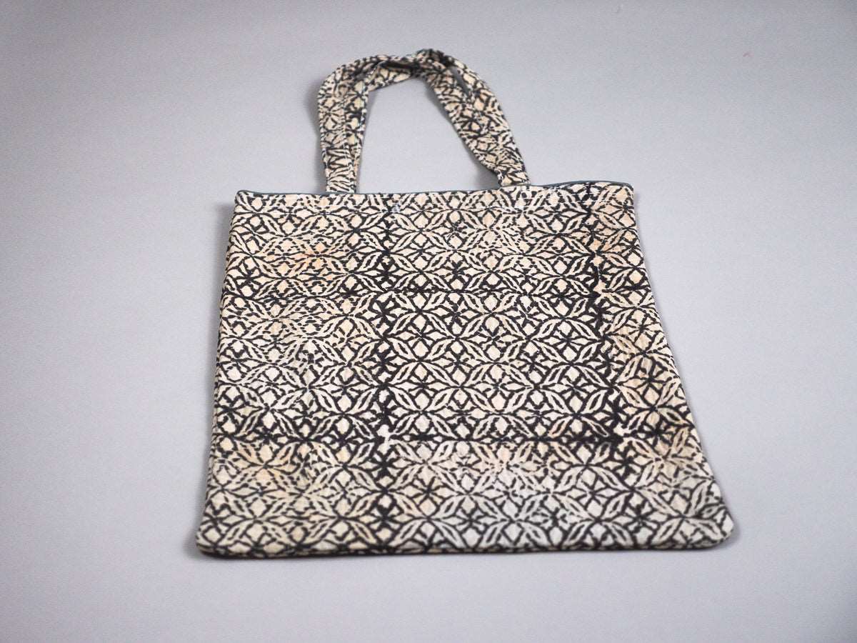 Tote bag in beautifully embroidered recycled cotton.