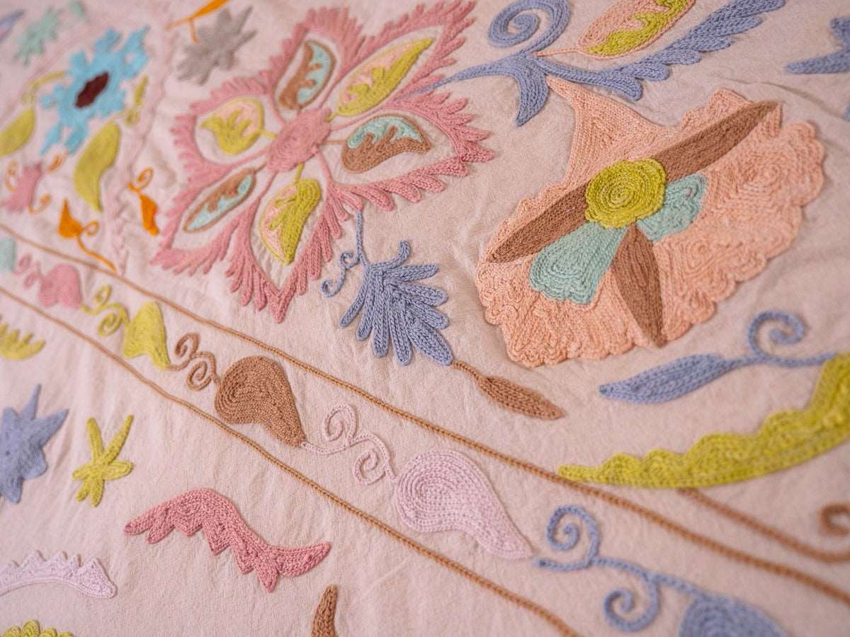 Mochi embroidery. Bedspread. Broderie mochi.