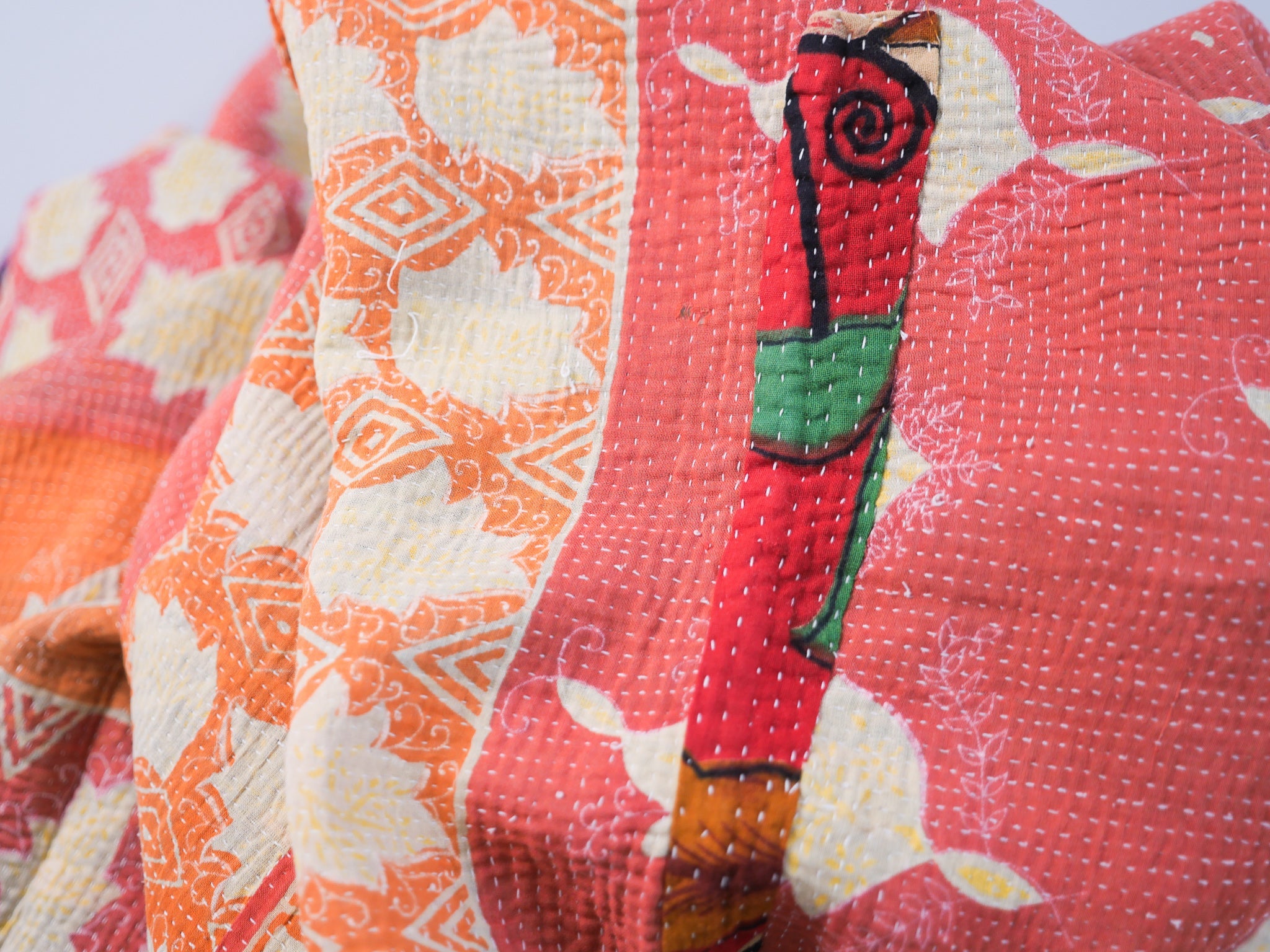 Couvre-lit kantha vintage.  Artisanat millénaire de récupération de textiles usés Le mot Kantha vient du sanscrit "Kontha" qui signifie "chiffons". Les paysannes du West Bengale assemblent plusieurs couches de vêtements usés, le plus souvent des Saris, qu'elles brodent au point pour en faire des couvertures ou des couvres-lit. 
