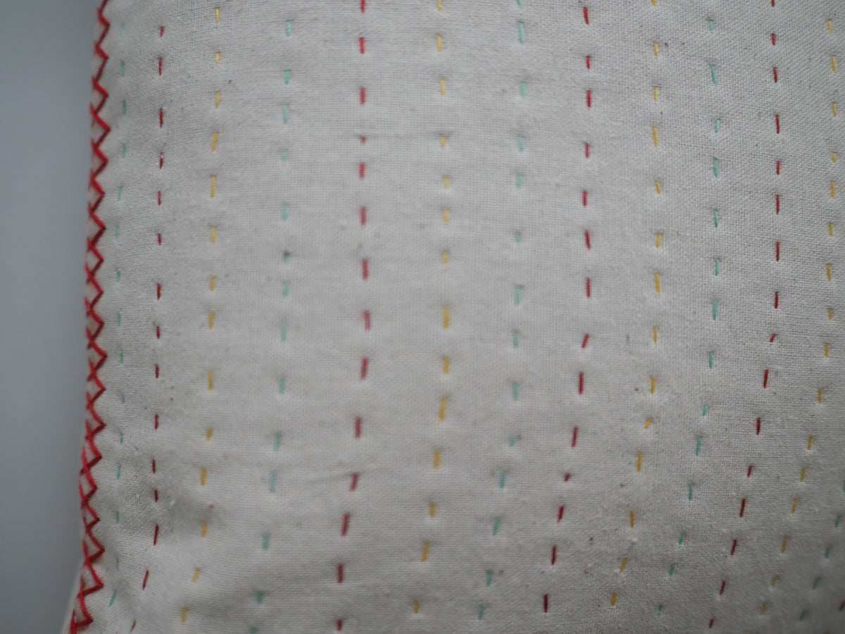 Coussin kantha brodé main en coton Main image