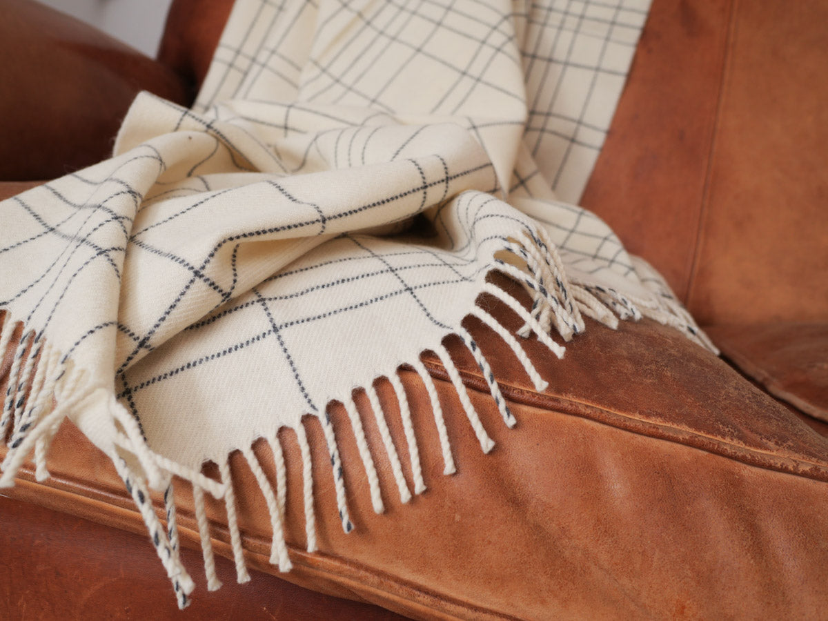 Merino lambswool throw, ice Secondary image