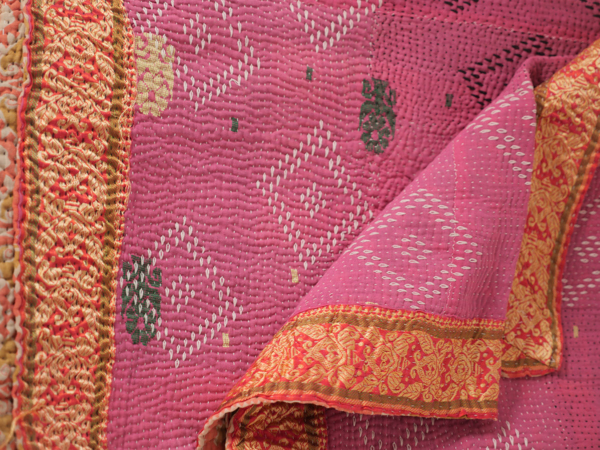 Kantha couverture en textiles recyclées. Bedspread in vintage sari fabric.