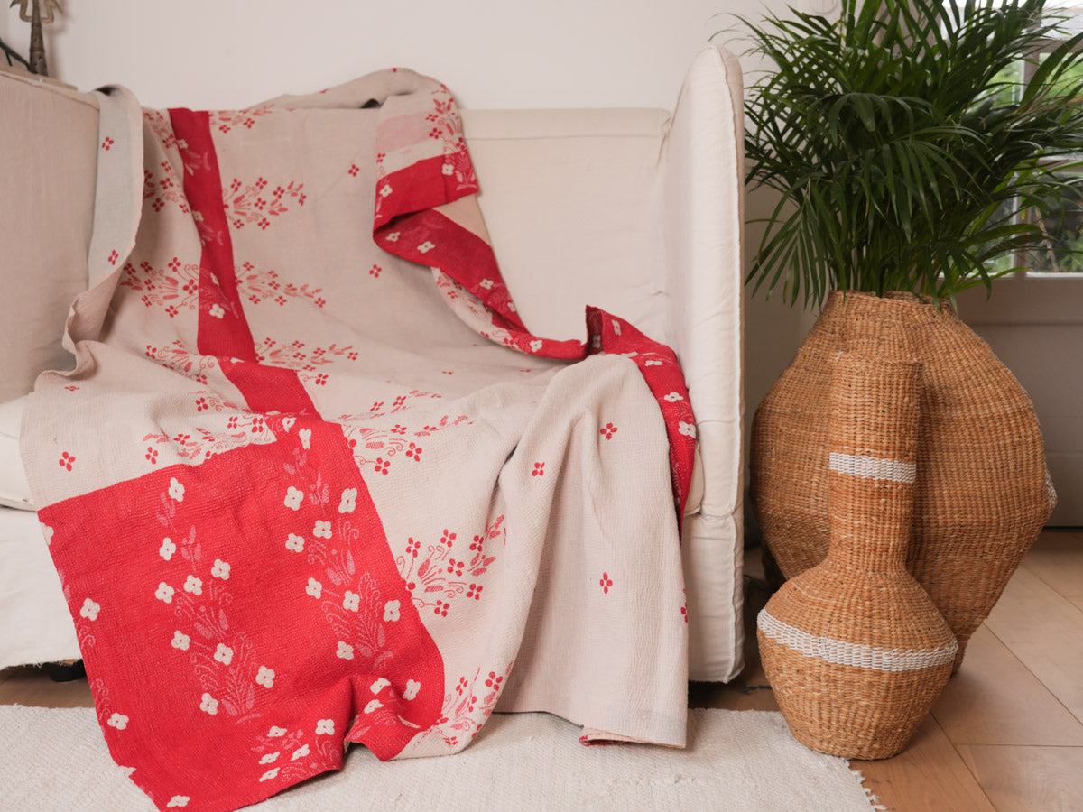 Kantha couverture en textiles recyclées. Bedspread in vintage sari fabric. Main image