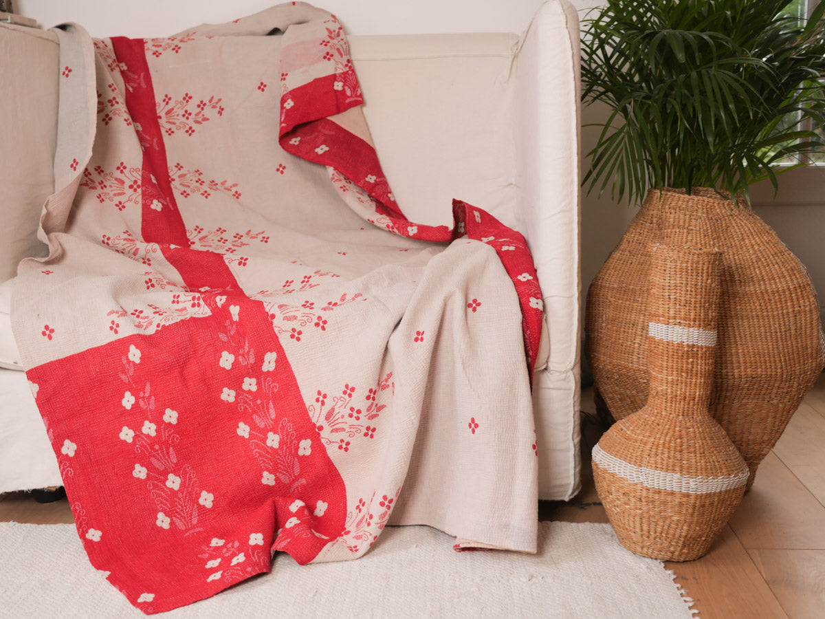 Kantha couverture en textiles recyclées. Bedspread in vintage sari fabric.