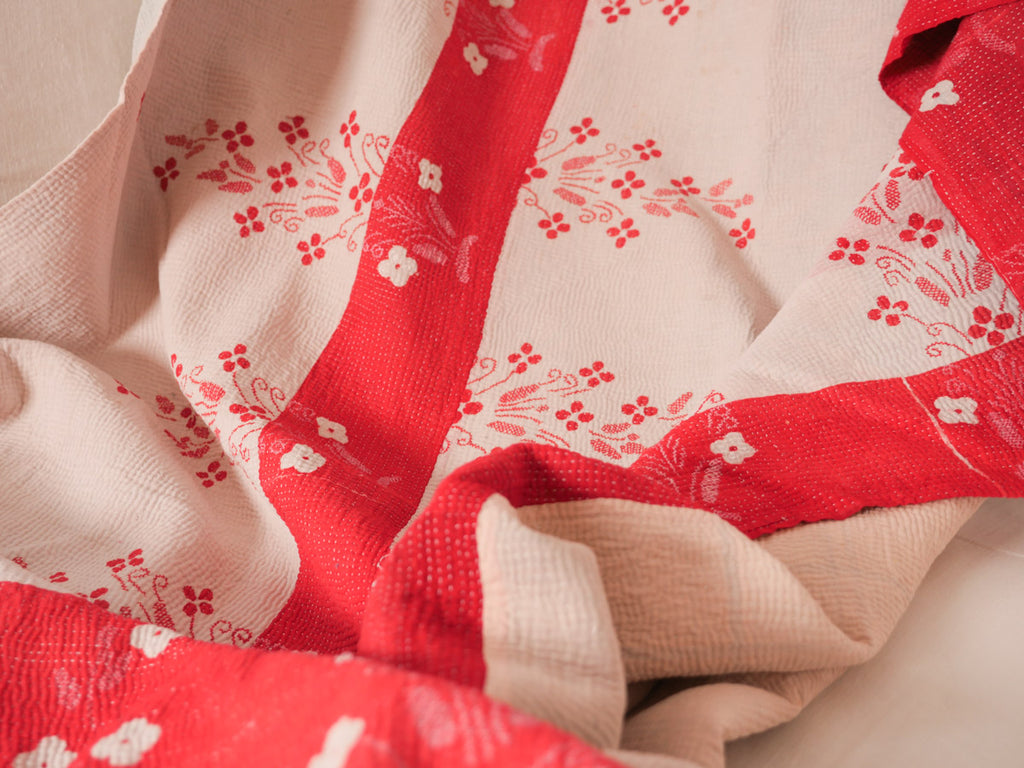 Kantha couverture en textiles recyclées. Bedspread in vintage sari fabric.