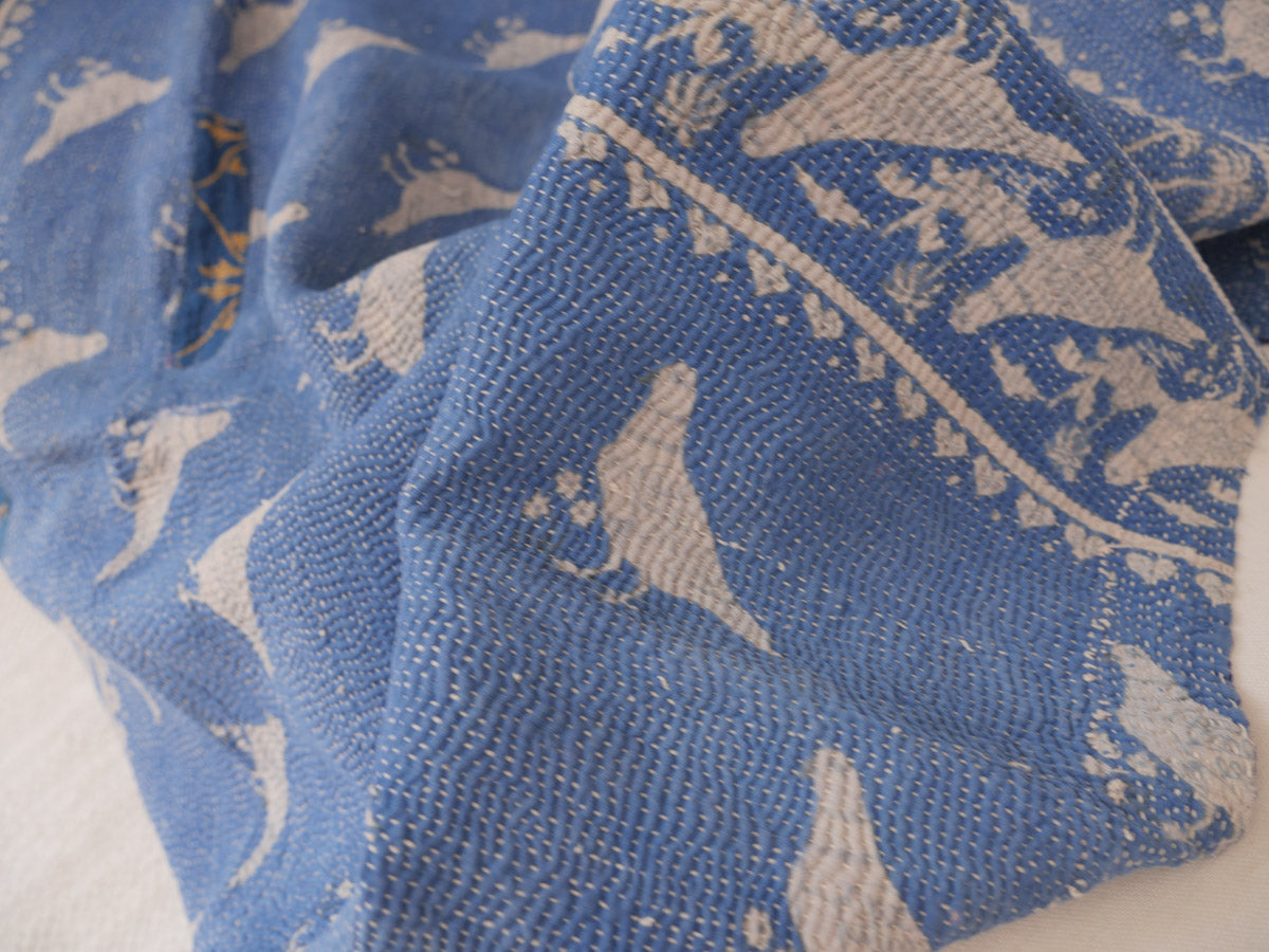 Kantha couverture en saris recyclées. Bedspread made from vintage saris. 