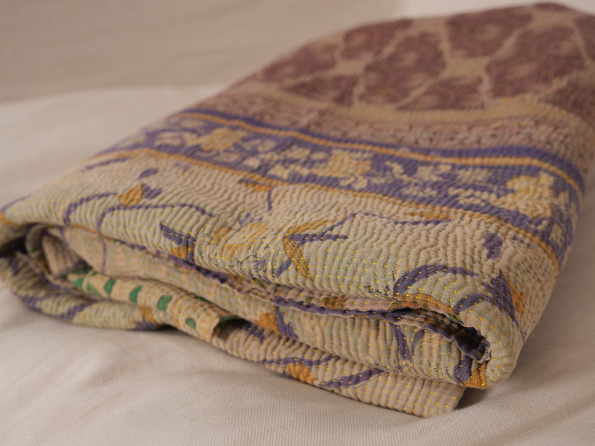 Kantha vintage couvre lit en textiles recyclées. Bed spread made from recycled saris.