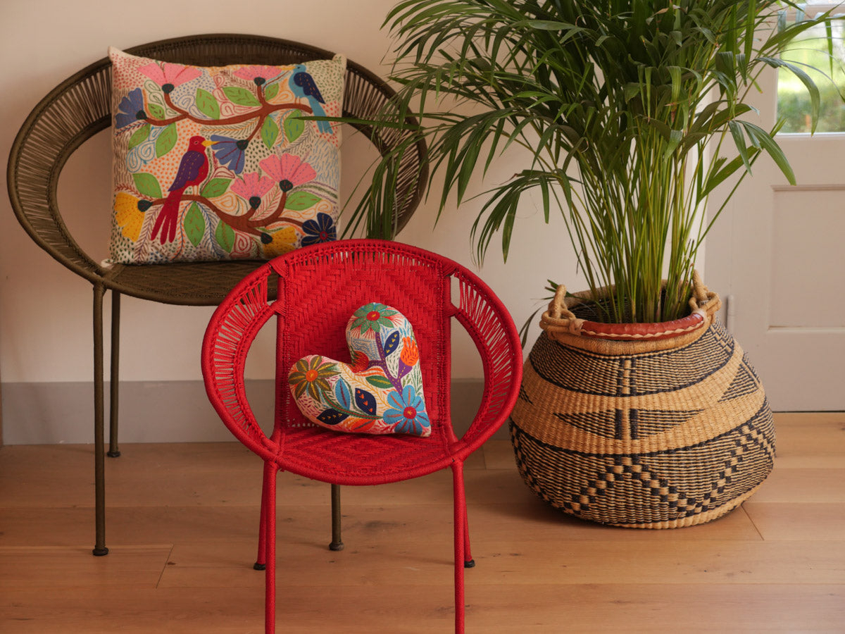 Coussin  avec des brodéries en appliqué.